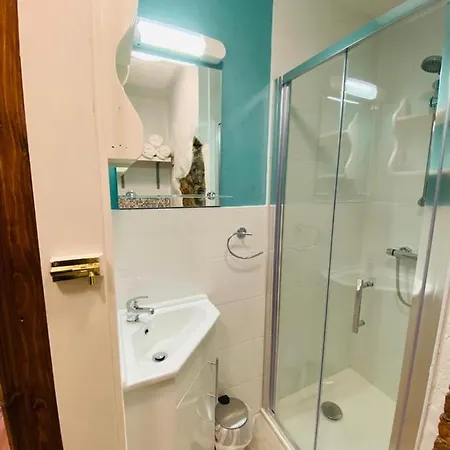 3 Bed Apartment/explore The Area/enjoy Our Pub * Galway